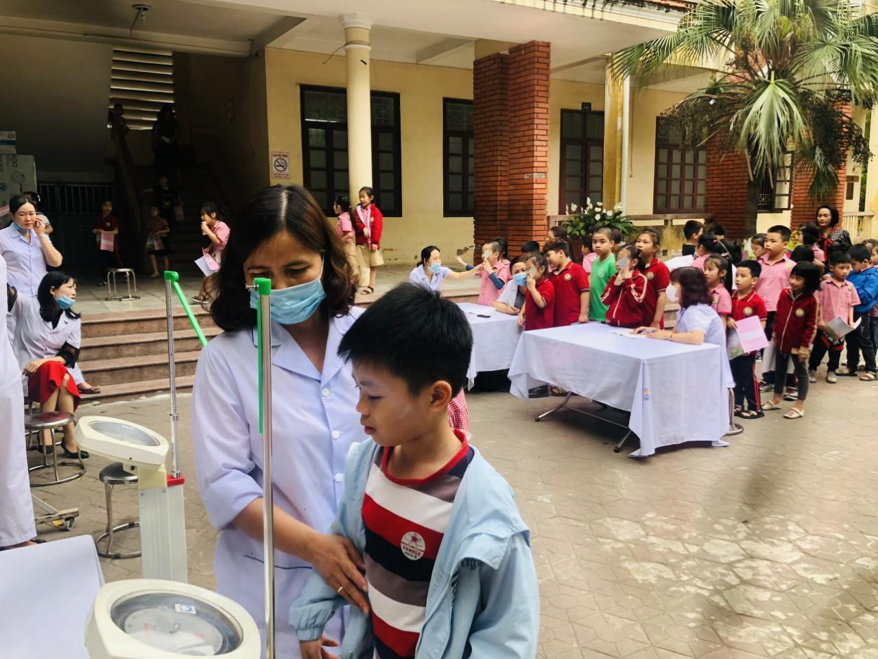 Trường Tiểu học Lê Văn Tám tổ chức kiểm tra sức khỏe định kỳ cho học sinh (Ảnh: MK)