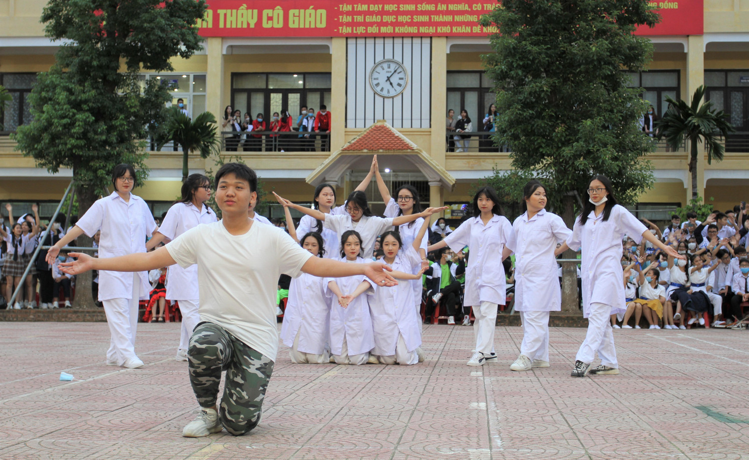 Chi đoàn 11B7 mang đến bài thi thể hiện tinh thần toàn dân cùng nhau chống dịch Covid-19 với tên gọi "Covy nhanh đi đi" (Ảnh: Phương Linh) Chi đoàn 11B7 mang đến bài thi thể hiện tinh thần toàn dân cùng nhau chống dịch Covid-19 với tên gọi "Covy nhanh đi đi" (Ảnh: Phương Linh)