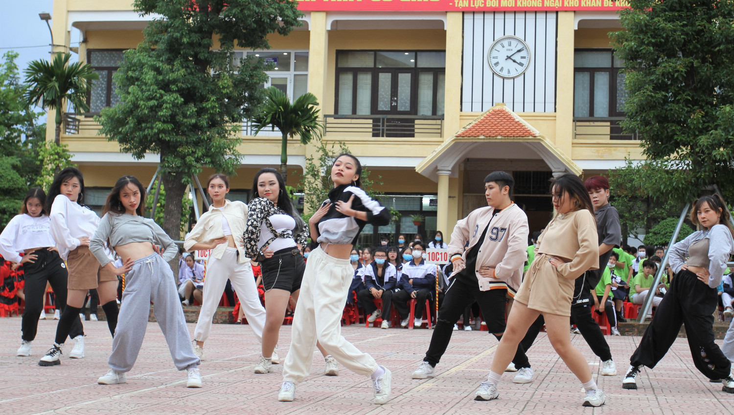 Tiếp nối phần thi khiêu vũ là nội dung nhảy tự chọn với 16 tiết mục đến từ các lớp khối 11, 12 của nhà trường (Ảnh: Phương Linh) Tiếp nối phần thi khiêu vũ là nội dung nhảy tự chọn với 16 tiết mục đến từ các lớp khối 11, 12 của nhà trường (Ảnh: Phương Linh)