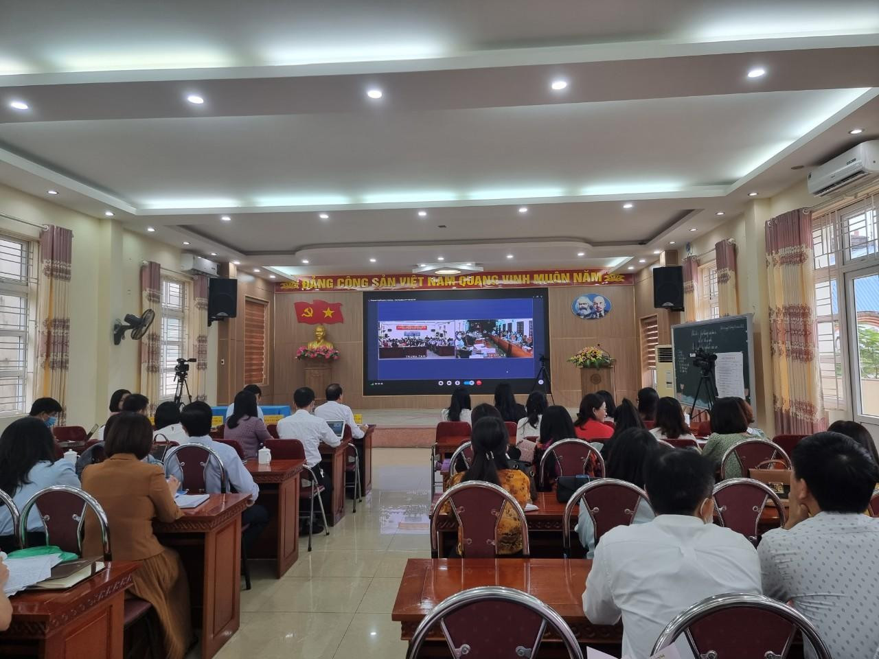 Đại diện ngành giáo dục các quận, huyện đưa ra nhận xét, góp ý đối với tiết dạy minh họa môn Ngữ Văn chương trình giáo dục phổ thông 2018 (Ảnh: Phương Linh)