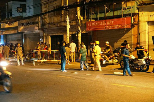 Lực lượng chức năng phong toả hiện trường, điều tra vụ việc. (Ảnh: Báo Tiền Phong) Lực lượng chức năng phong toả hiện trường, điều tra vụ việc. (Ảnh: Báo Tiền Phong)