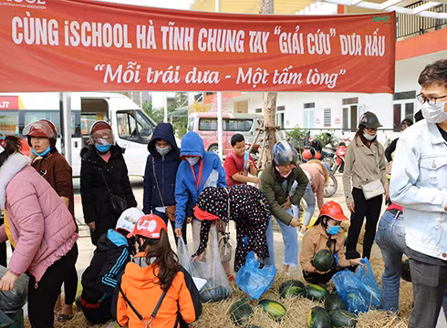 iSchool Hà Tĩnh mở điểm bán dưa, ủng hộ nông sản Việt đang gặp tình trạng rớt giá (ảnh: NHG) iSchool Hà Tĩnh mở điểm bán dưa, ủng hộ nông sản Việt đang gặp tình trạng rớt giá (ảnh: NHG)