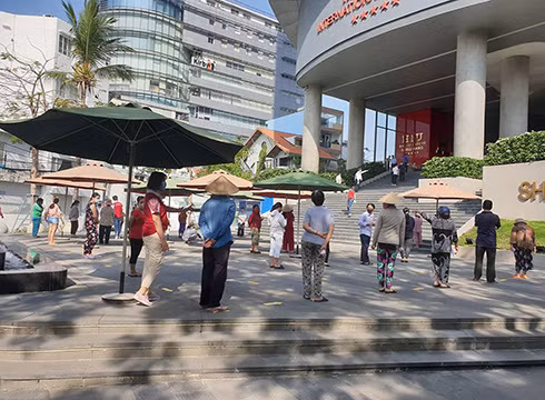 Xếp hàng ngay ngắn, đảm bảo đúng khoảng cách để chờ lên nhận quà của trường (ảnh: P.L) Xếp hàng ngay ngắn, đảm bảo đúng khoảng cách để chờ lên nhận quà của trường (ảnh: P.L)