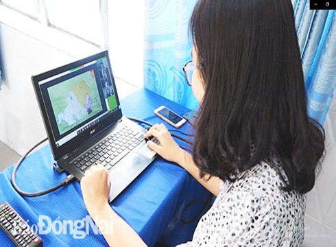 Giáo viên dạy học trực tuyến trong mùa dịch Covid-19 (ảnh minh họa: Báo Đồng Nai)