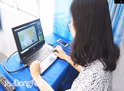 Giáo viên dạy học trực tuyến trong mùa dịch Covid-19 (ảnh minh họa: Báo Đồng Nai)