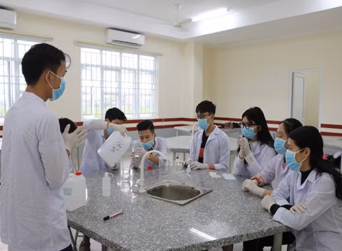 Giáo viên hướng dẫn, học sinh khối 10 của iSchool Hà Tĩnh điều chế thành công nước rửa tay Nano bạc (ảnh: NHG) Giáo viên hướng dẫn, học sinh khối 10 của iSchool Hà Tĩnh điều chế thành công nước rửa tay Nano bạc (ảnh: NHG)