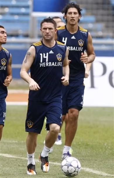 Tiền đạo Robby Keane cũng có mặt trên sân Tiền đạo Robby Keane cũng có mặt trên sân