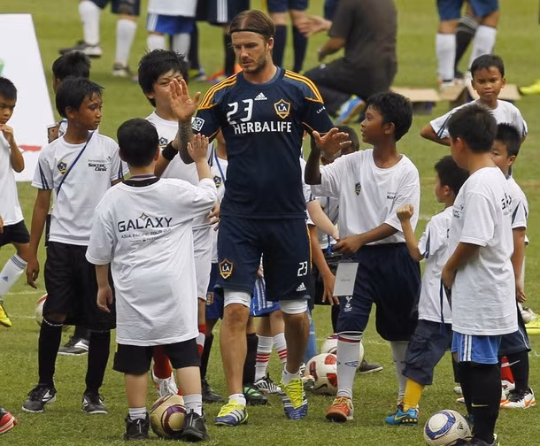 Beckham luôn được các em nhỏ vây quanh Beckham luôn được các em nhỏ vây quanh