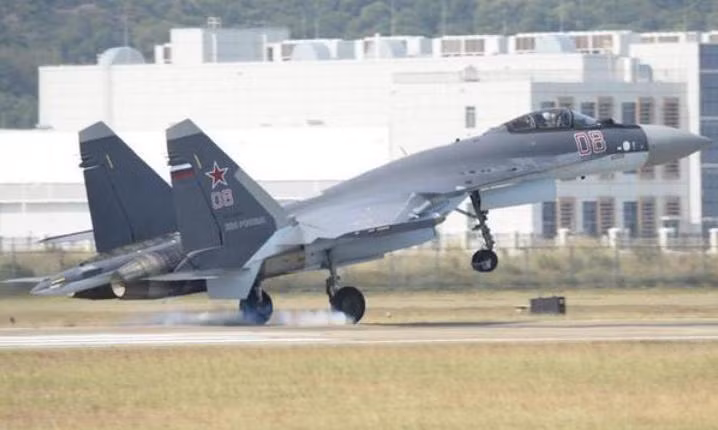 Máy bay chiến đấu Su-35 bay biểu diễn ở Triển lãm hàng không Chu Hải 2014 Trung Quốc