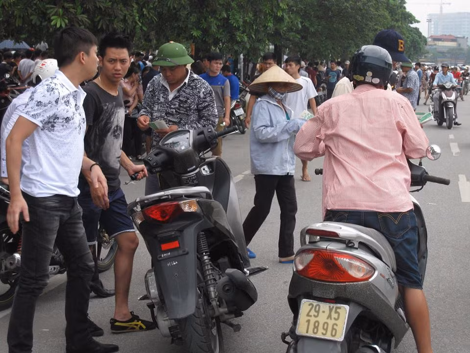 Vé chợ đen được chào bán trước trận đấu giữa U19 Việt Nam và U19 Nhật Bản.