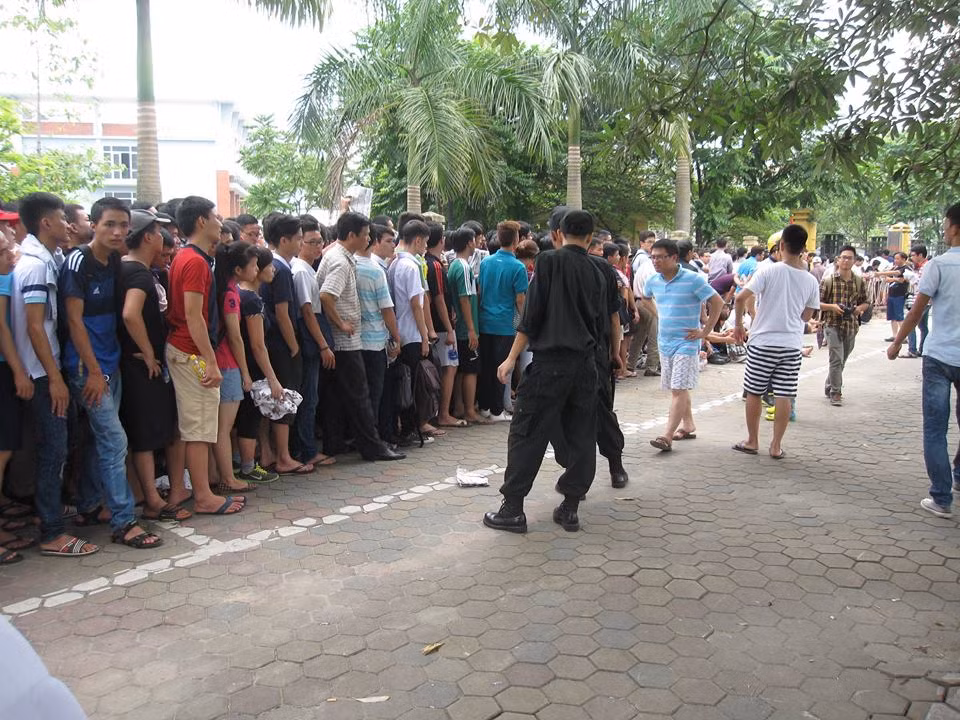 Không khí mua vé của người dân cũng không kém phần sôi động như đang xem diễn biến của 1 trận thi đấu bóng đá, mỗi lần được phép dồn hàng lại có những tiếng reo hò như cầu thủ của đội nhà ghi bàn.