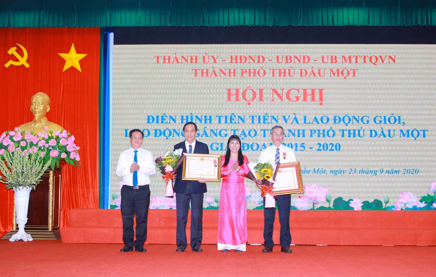 Ông Lê Nguyên Hòa – Phó chủ tịch HĐQT NutiFood đại diện gần 6000 cán bộ nhân viên đón nhận Huân chương lao động Hạng 3.