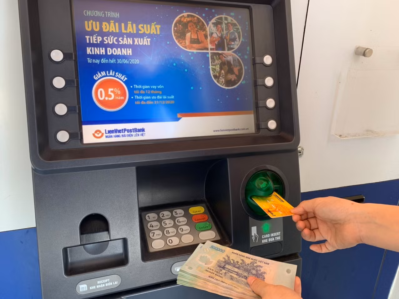 Bảo hiểm xã hội Việt Nam đẩy mạnh chi trả lương hưu, trợ cấp Bảo hiểm xã hội và Bảo hiểm thất nghiệp không dùng tiền mặt qua hệ thống ngân hàng. Bảo hiểm xã hội Việt Nam đẩy mạnh chi trả lương hưu, trợ cấp Bảo hiểm xã hội và Bảo hiểm thất nghiệp không dùng tiền mặt qua hệ thống ngân hàng.
