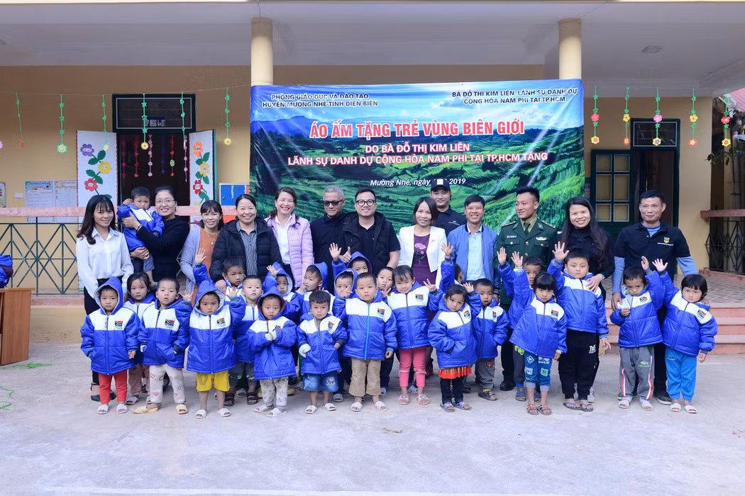 Madam Đỗ Liên tặng học sinh mầm non Xi Ma, Chung Chải (huyện Mường Nhé, tỉnh Điện Biên) phòng học mới và áo ấm mùa đông.