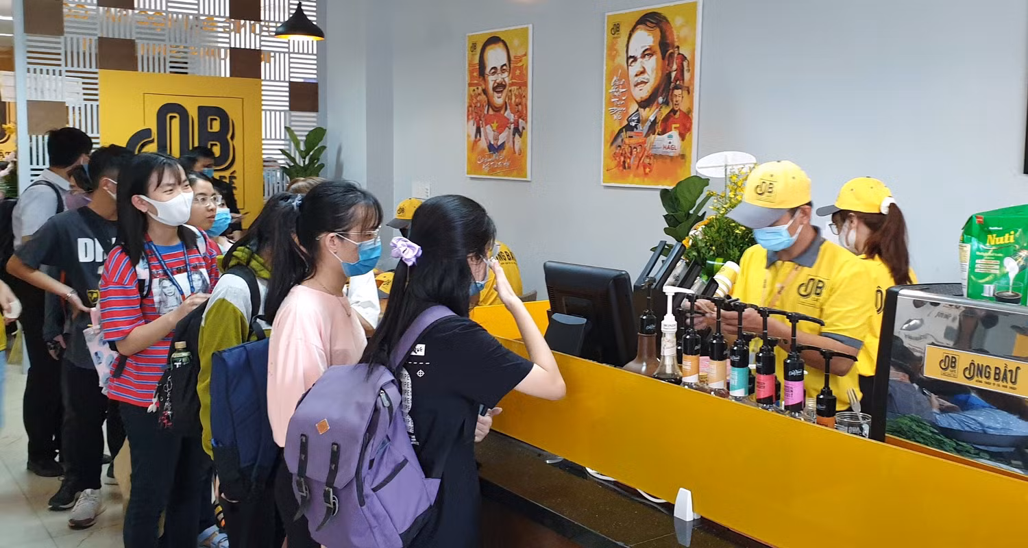 Rất đông sinh viên có mặt tại quán cà phê Ông Bầu tại Đại học Sài Gòn (Quận 5). Rất đông sinh viên có mặt tại quán cà phê Ông Bầu tại Đại học Sài Gòn (Quận 5).