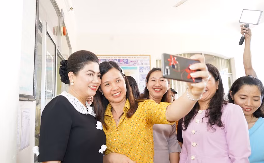 Nhiều năm qua, bà Đỗ Liên và gia đình luôn dành nhiều tâm sức sẻ chia thành quả với cộng đồng.