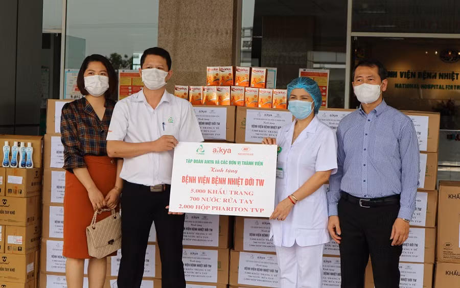 Dược Aikya trao tặng vật tư y tế tại Bệnh viện Nhiệt đới Trung ương.