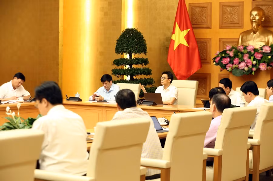 Phó Thủ tướng Vũ Đức Đam chỉ đạo Bộ Y tế và các bộ ngành, địa phương phối hợp phòng chống dịch. ảnh: VGP.