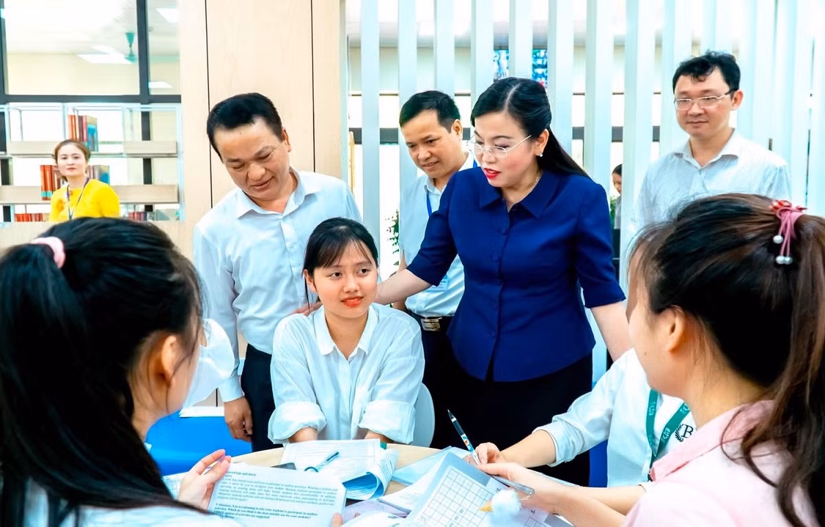 Bí thư Nguyễn Thanh Hải trò chuyện với sinh viên Đại học Sư Phạm (Đại học Thái Nguyên). Ảnh: TL.