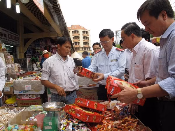 Công tác kiểm tra an toàn thực phẩm đang được siết chặt nhằm bảo vệ sức khỏe của người dân. ảnh: TTXVN. Công tác kiểm tra an toàn thực phẩm đang được siết chặt nhằm bảo vệ sức khỏe của người dân. ảnh: TTXVN.