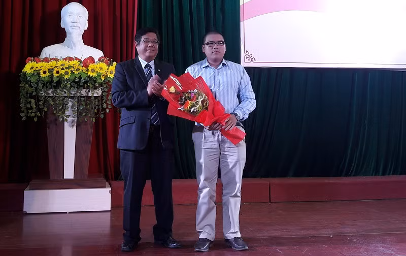 Hiệu trưởng Trường Đại học Bách khoa Đà Nẵng khen thưởng thủ khoa đầu vào khóa 36. Ảnh: TT Hiệu trưởng Trường Đại học Bách khoa Đà Nẵng khen thưởng thủ khoa đầu vào khóa 36. Ảnh: TT