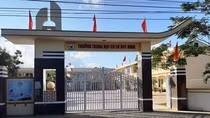 Trường trung học cơ sở Duy Ninh, nơi xảy ra sự việc em H.L.N, học sinh lớp 6.2 phải nhập viện vì bị phạt 231 cái tát. (Ảnh: giaoduc.net.vn) Trường trung học cơ sở Duy Ninh, nơi xảy ra sự việc em H.L.N, học sinh lớp 6.2 phải nhập viện vì bị phạt 231 cái tát. (Ảnh: giaoduc.net.vn)