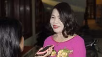 Dù đã có kinh nghiệm giảng dạy 10 năm, nhưng nhìn thấy những đứa trẻ khuyết tật khiến 3 tuần đầu tiên đi dạy cô Liễu ngập trong nước mắt. (Ảnh: Thùy Linh)