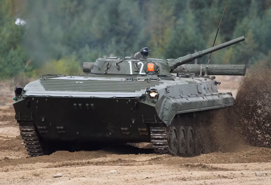 Xe bọc thép chở quân BMP-1 cũng tham gia hỗ trợ cho màn trình diễn của T-80 Xe bọc thép chở quân BMP-1 cũng tham gia hỗ trợ cho màn trình diễn của T-80