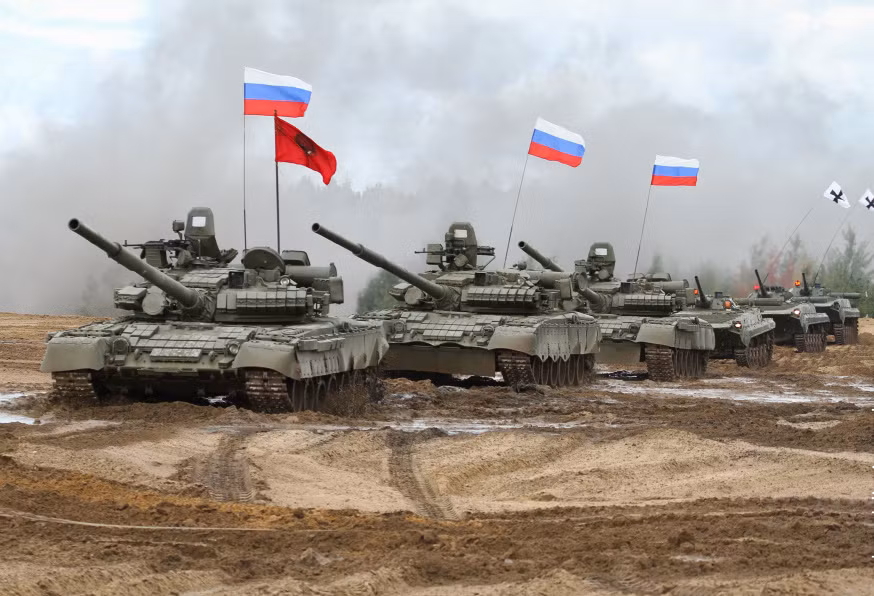 Đội hình di chuyên bao gồm xe tăng T-80 và xe bọc thép chở quân BMP-1 trông rất hầm hố Đội hình di chuyên bao gồm xe tăng T-80 và xe bọc thép chở quân BMP-1 trông rất hầm hố