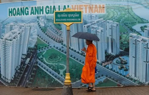 Việt Nam đã và đang mạnh tay đầu tư vào xây dựng đường sá, và cũng đã thu được nhiều thành tựu đáng kể. Vào năm 2009, mật độ đường giao thông của Việt Nam đã đạt mức 0,78 km đường/km2, cao hơn so với Philippines và Thái Lan. Cũng trong năm này, mạng lưới điện quốc gia của Việt Nam đã bao phủ trên 96% đất nước. Việt Nam cũng đầu tư xây dựng nhiều khu kinh tế cảng như cảng Dung Quất, Cái Mép và xây dựng sân bay quốc tế tại Đà Nẵng và Cần Thơ.