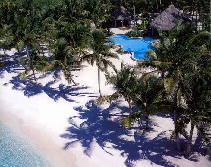 MuSha Cay bao gồm bốn đảo, với kích thước tổng lên tới 700 mẫu Anh. MuSha Cay bao gồm bốn đảo, với kích thước tổng lên tới 700 mẫu Anh.
