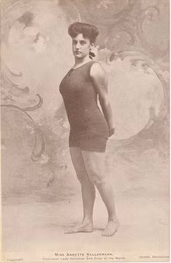 Annette Kellerman đã bị bắt vì bộ đồ bơi bó khít người vì hình ảnh phản cảm