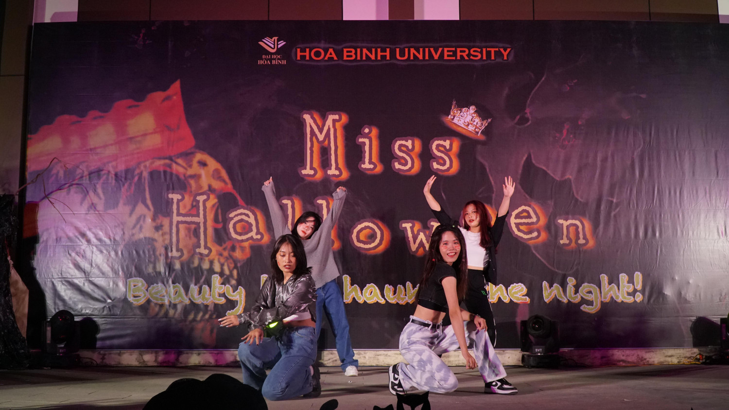 Các tiết mục văn nghệ chào mừng đêm hội Halloween. Các tiết mục văn nghệ chào mừng đêm hội Halloween.