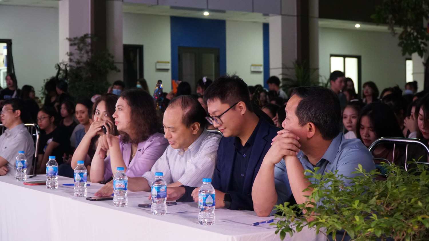 Chương trình có sự tham dự của các thầy cô cùng toàn thể sinh viên Trường Đại học Hoà Bình. Chương trình có sự tham dự của các thầy cô cùng toàn thể sinh viên Trường Đại học Hoà Bình.