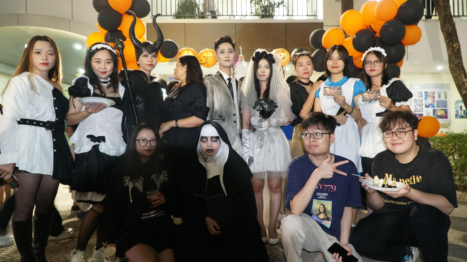 Đêm hội Halloween mang đến nhiều cảm xúc cho sinh viên và thầy cô. Đêm hội Halloween mang đến nhiều cảm xúc cho sinh viên và thầy cô.