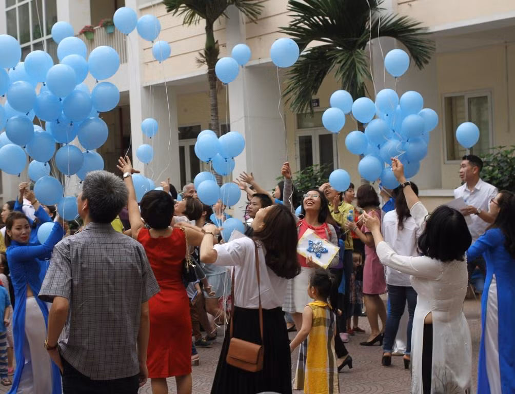 Ban Giám hiệu nhà trường, thầy cô, học sinh, phụ huynh và khác mời cùng thả những trái bóng xanh mang theo niềm hy vọng mới cho trẻ tự kỷ. Ảnh: Đỗ Thơm Ban Giám hiệu nhà trường, thầy cô, học sinh, phụ huynh và khác mời cùng thả những trái bóng xanh mang theo niềm hy vọng mới cho trẻ tự kỷ. Ảnh: Đỗ Thơm