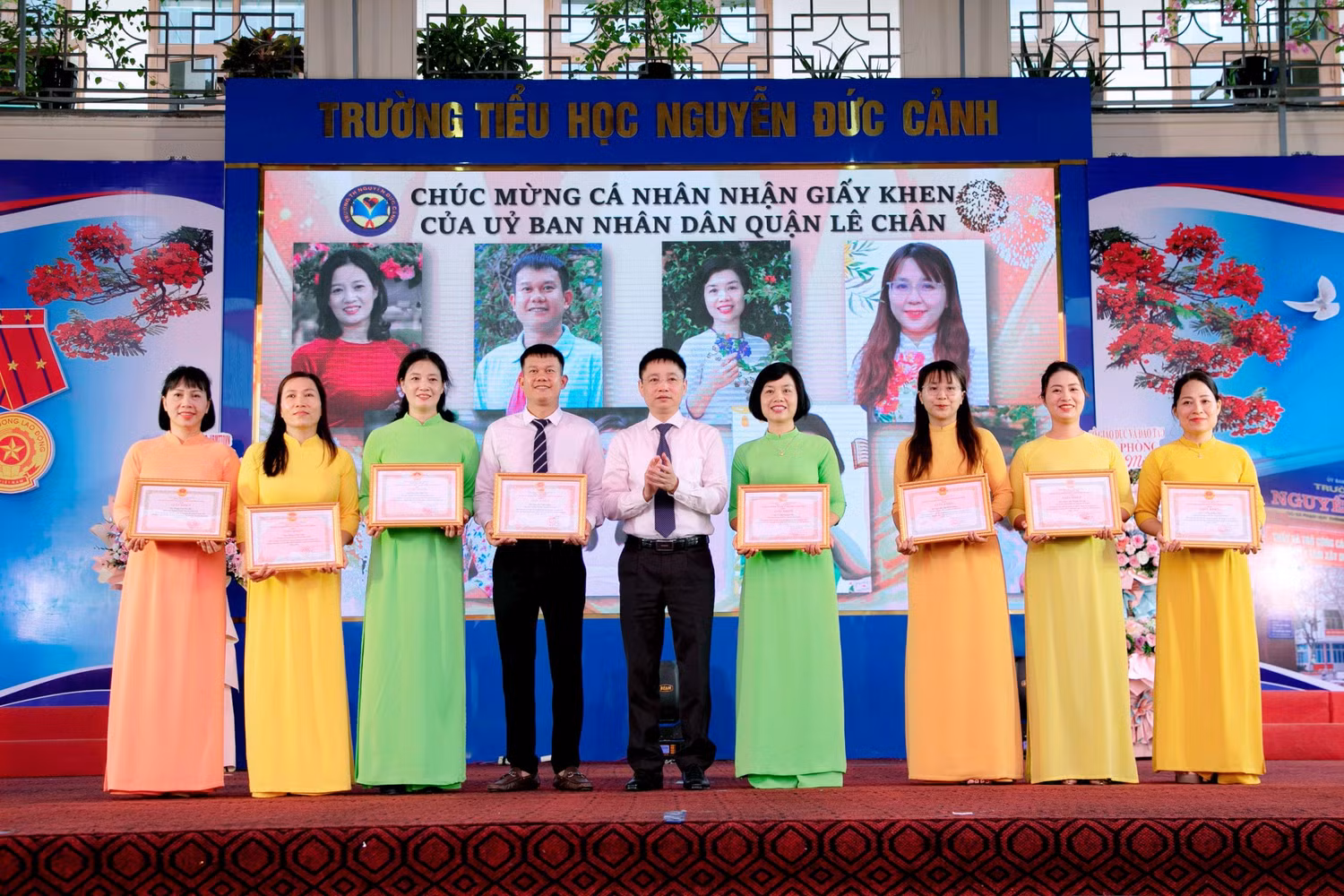 Lãnh đạo quận Lê Chân trao giấy khen của Uỷ ban nhân dân quận tặng 8 giáo viên nhà trường (Ảnh: NC)