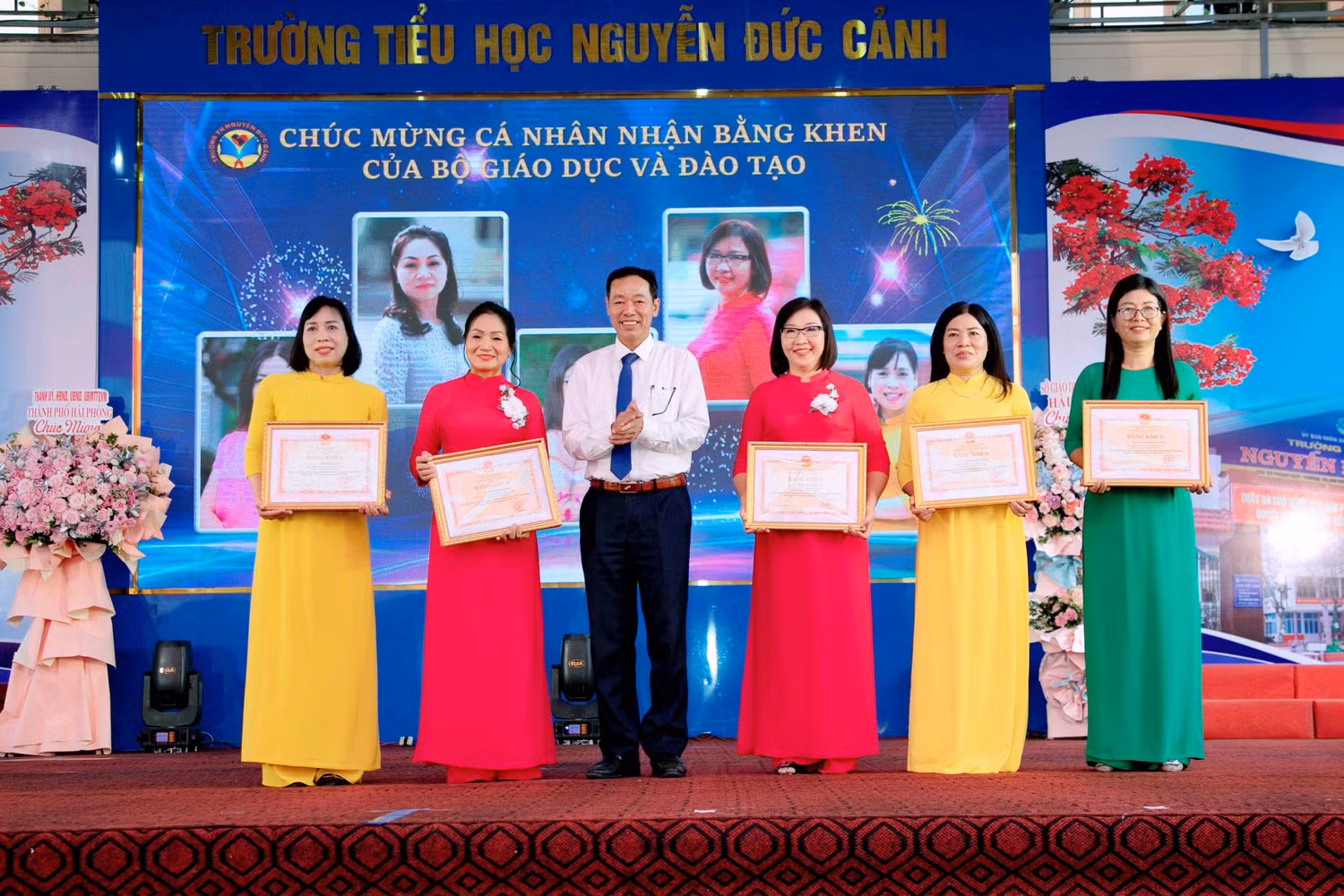 Ông Phạm Quốc Hiệu - Phó giám đốc Sở Giáo dục và Đào tạo Hải Phòng trao bằng khen của Bộ Giáo dục và Đào tạo tặng tập thể và 5 cá nhân (Ảnh: NC)