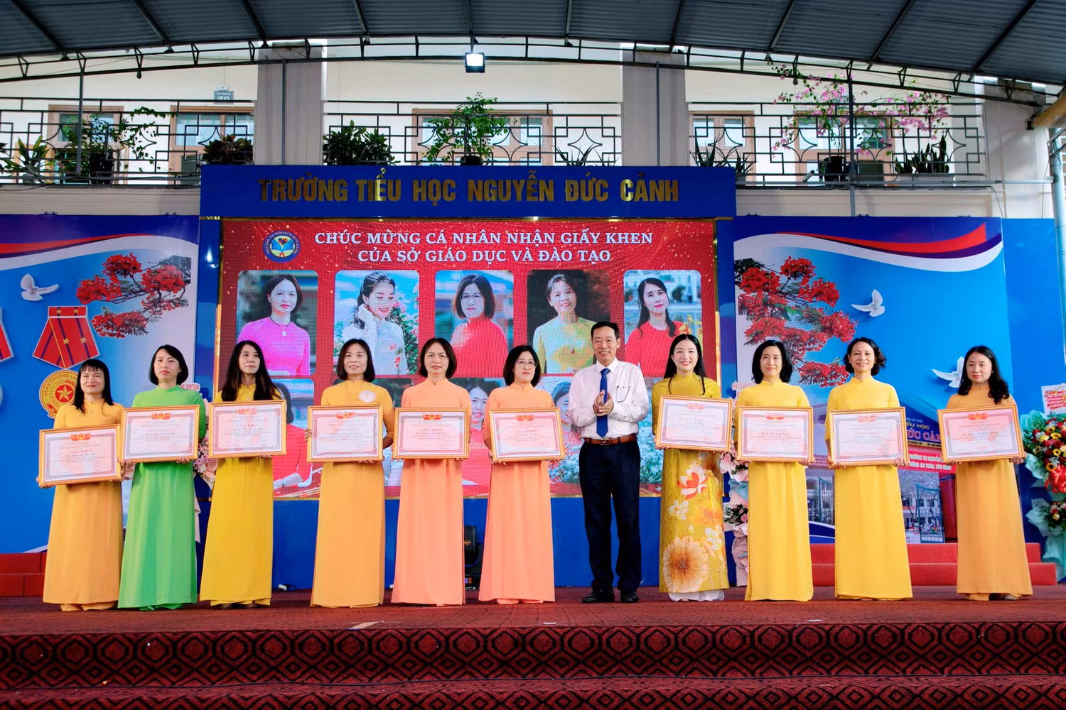 Ông Phạm Quốc Hiệu - Phó giám đốc Sở Giáo dục và Đào tạo Hải Phòng trao giấy khen của Sở Giáo dục và Đào tạo tặng 10 giáo viên (Ảnh: NC)