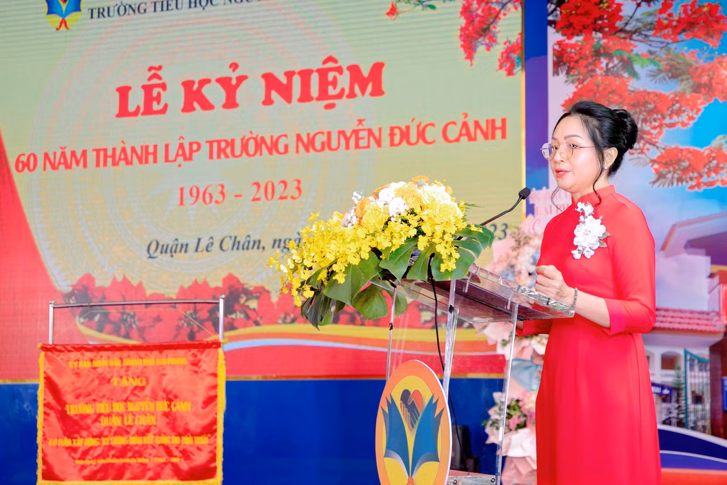 Nhà giáo Phạm Thị Ngà – Hiệu trưởng Trường Tiểu học Nguyễn Đức Cảnh đọc diễn văn kỷ niệm (Ảnh: NC)