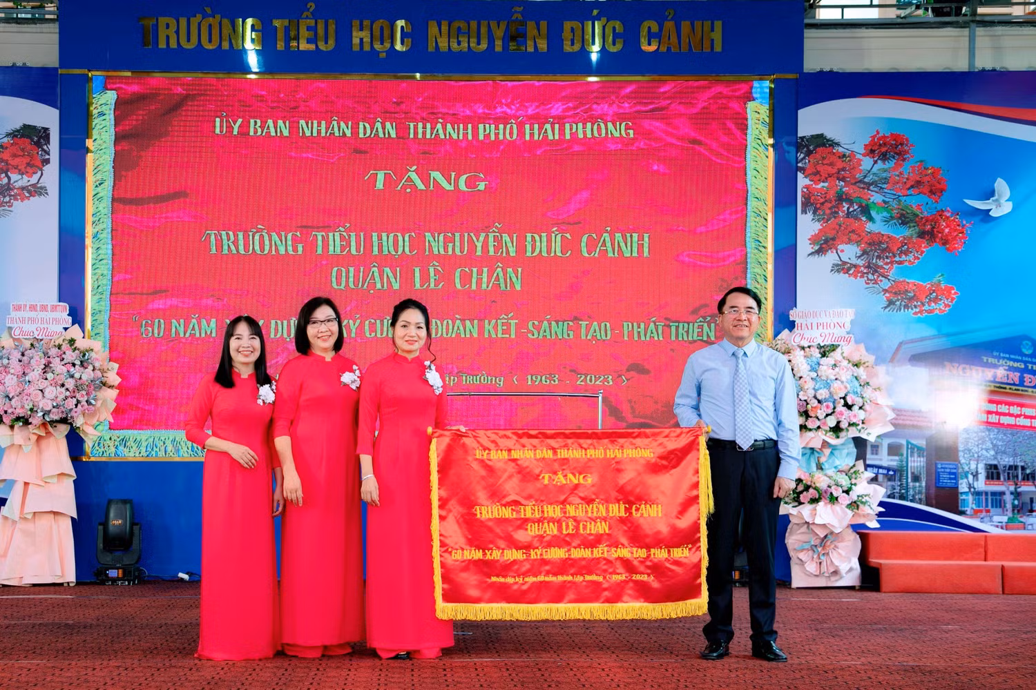 Ông Lê Khắc Nam – Phó chủ tịch Uỷ ban nhân dân thành phố Hải Phòng trao bức trướng của thành phố tặng nhà trường (Ảnh: NC)