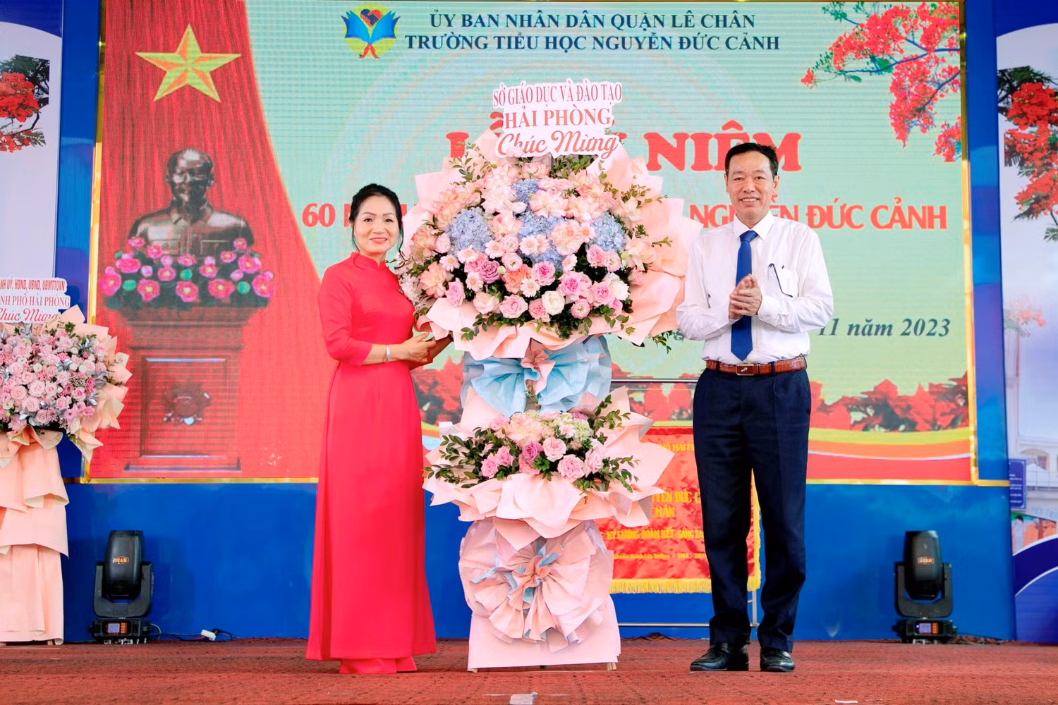 Ông Phạm Quốc Hiệu - Phó giám đốc Sở Giáo dục và Đào tạo Hải Phòng thay mặt lãnh đạo Sở tặng hoa chúc mừng nhà trường (Ảnh: NC)
