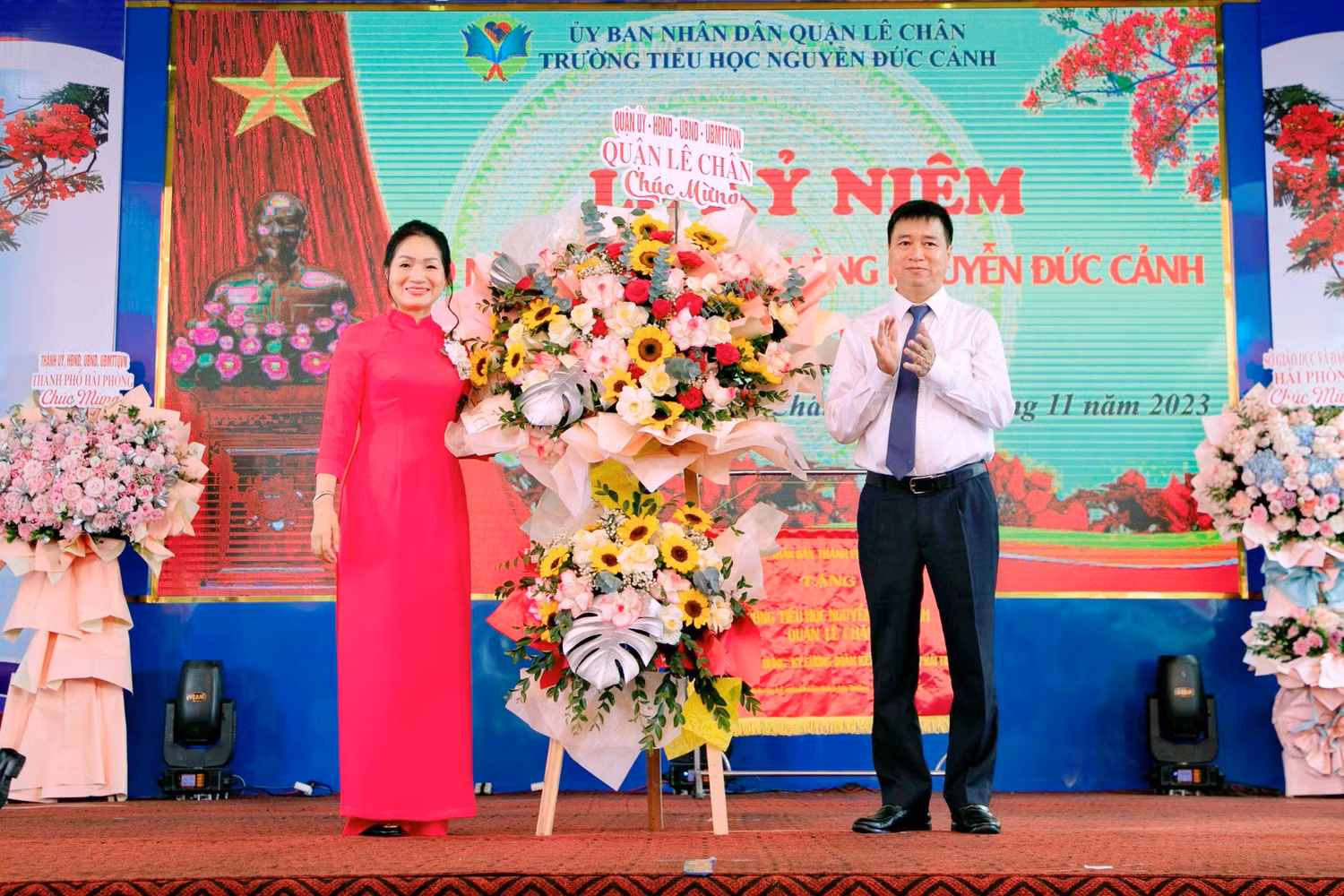 Lãnh đạo quận Lê Chân tặng hoa chúc mừng nhà trường (Ảnh: NC)