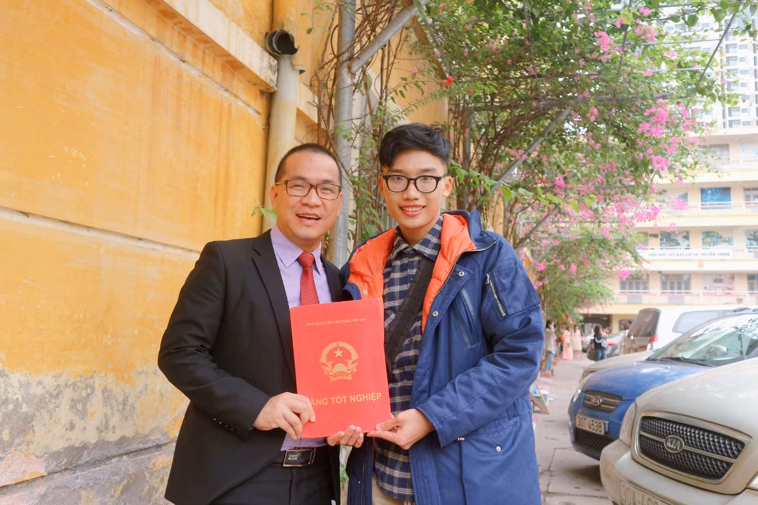 Phan Duy Nam cùng Phó Giáo sư, Tiến sĩ Phạm Hồng Long - Trưởng khoa Du lịch học, Trường Đại học Khoa học Xã hội và Nhân văn. (Ảnh NVCC)