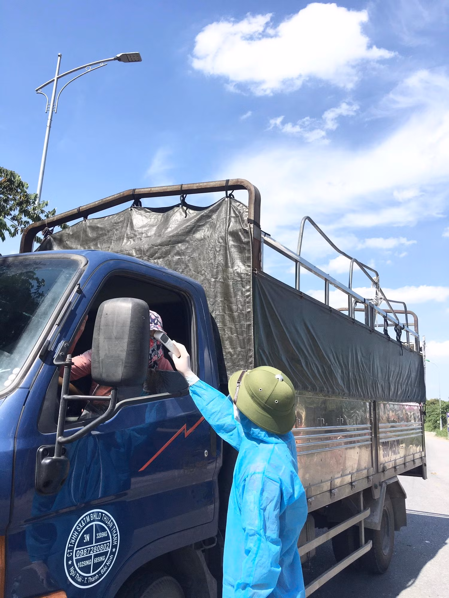 Đo thân nhiệt và kiểm soát người ra vào, ngăn dịch lây lan. (Ảnh: NVCC)