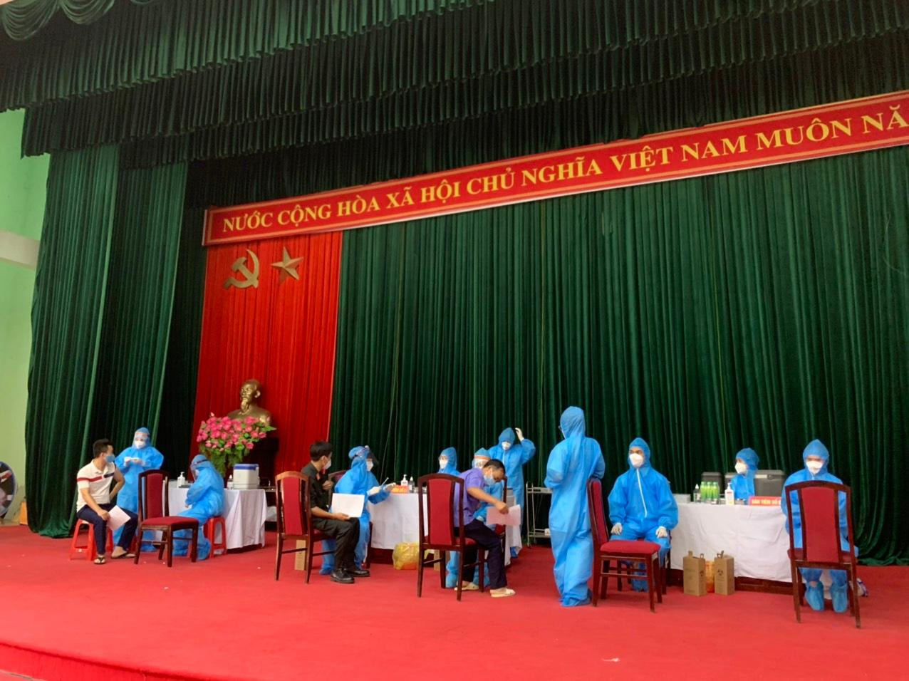 Đoàn tình nguyện của Trường Cao đẳng Y tế Bạch Mai tiêm vaccine phòng Covid-19 cho người dân Bắc Giang. (Ảnh: NVCC) Đoàn tình nguyện của Trường Cao đẳng Y tế Bạch Mai tiêm vaccine phòng Covid-19 cho người dân Bắc Giang. (Ảnh: NVCC)