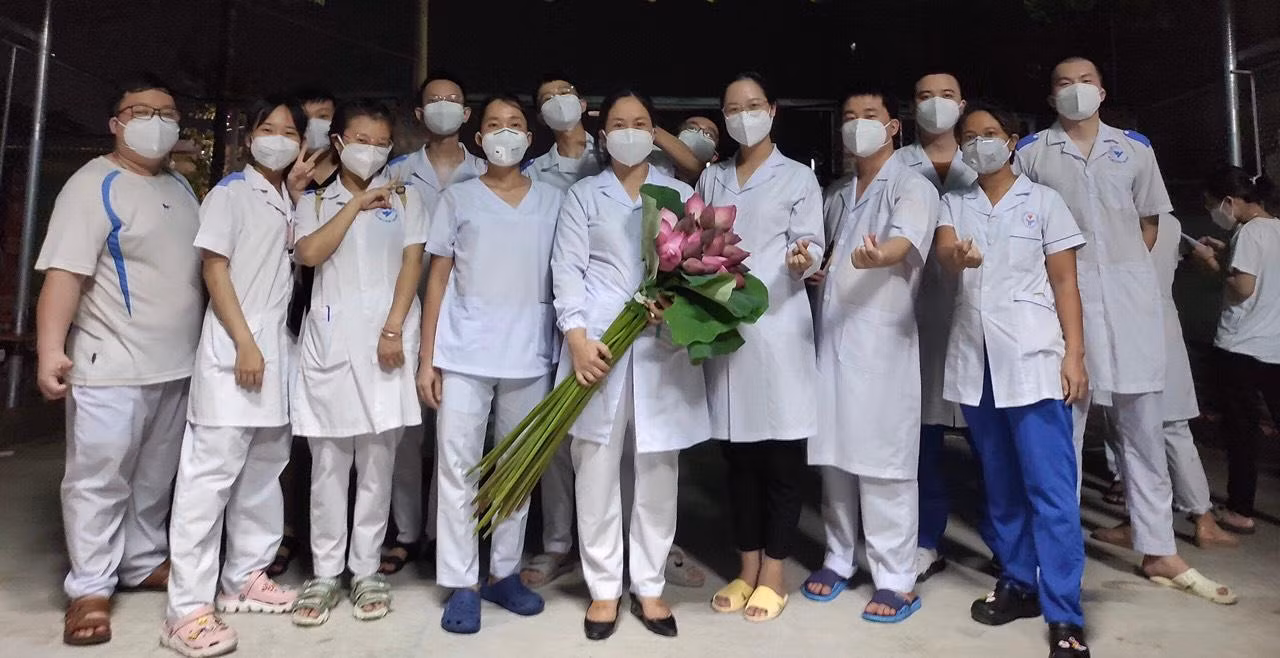 Người dân Bắc Giang đã hái hoa sen gửi tặng các bác sĩ thay cho lời cảm ơn. (Ảnh: NVCC)