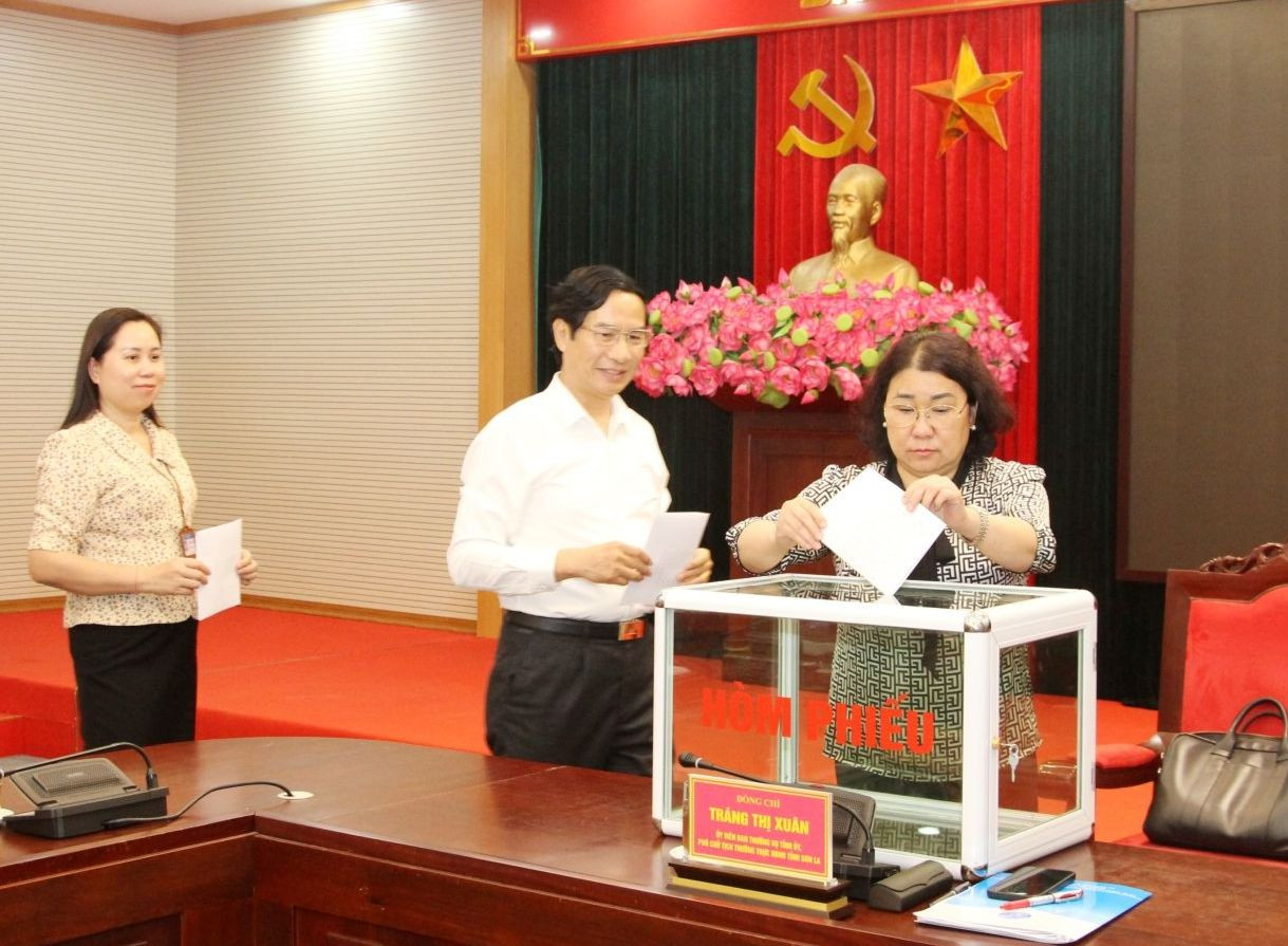Hội đồng xét tặng danh hiệu “Nhà giáo nhân dân”, “Nhà giáo ưu tú” tỉnh Sơn La bỏ phiếu cho các ứng viên. Ảnh: Sở Giáo dục và Đào tạo Sơn La Hội đồng xét tặng danh hiệu “Nhà giáo nhân dân”, “Nhà giáo ưu tú” tỉnh Sơn La bỏ phiếu cho các ứng viên. Ảnh: Sở Giáo dục và Đào tạo Sơn La