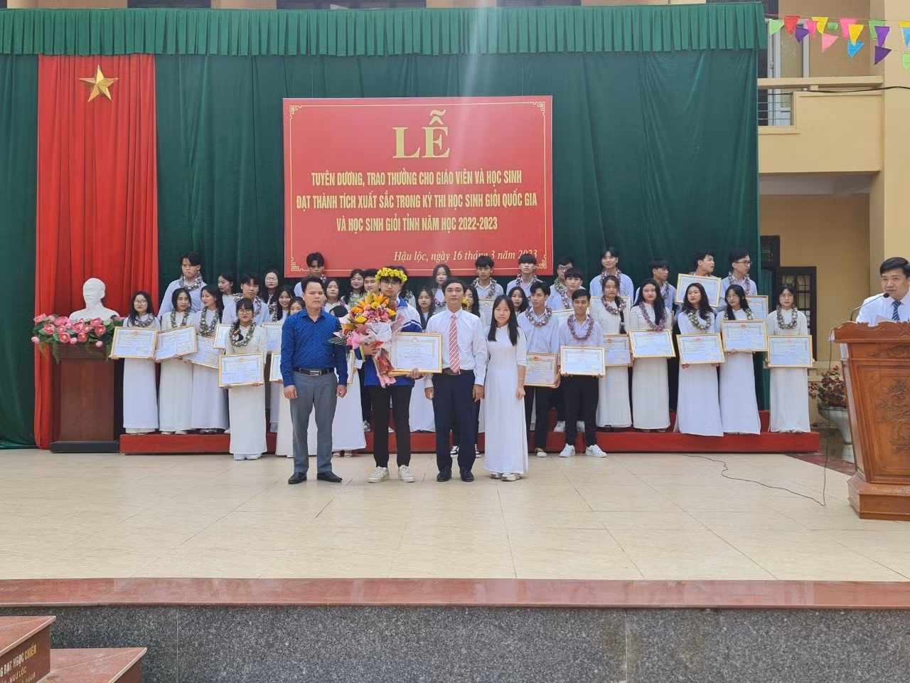 Hà Lộc Hải nhận giấy khen từ Trường Trung học phổ thông Hậu Lộc 4. Ảnh: NVCC Hà Lộc Hải nhận giấy khen từ Trường Trung học phổ thông Hậu Lộc 4. Ảnh: NVCC