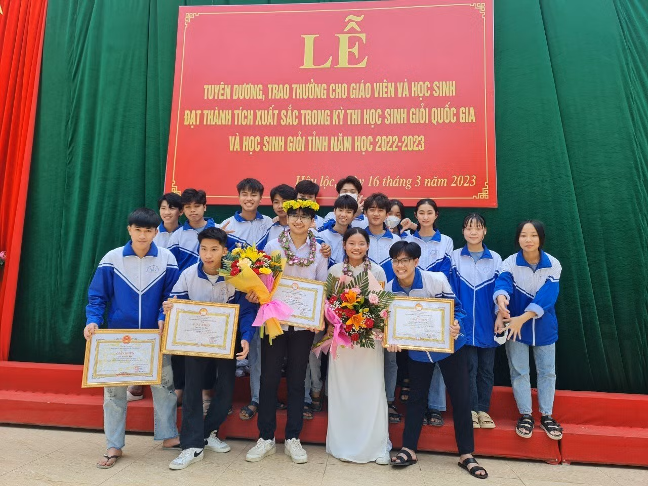 Hà Lộc Hải (ở giữa đội hoa) là thí sinh duy nhất không đến từ trường chuyên của tỉnh Thanh Hóa đoạt giải trong kỳ thi chọn học sinh giỏi quốc gia trung học phổ thông năm học 2022-2023. Ảnh: NVCC Hà Lộc Hải (ở giữa đội hoa) là thí sinh duy nhất không đến từ trường chuyên của tỉnh Thanh Hóa đoạt giải trong kỳ thi chọn học sinh giỏi quốc gia trung học phổ thông năm học 2022-2023. Ảnh: NVCC